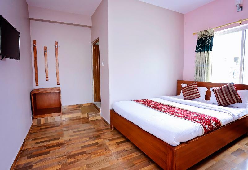 Oyo 575 Api Suites Pokhara Exterior foto