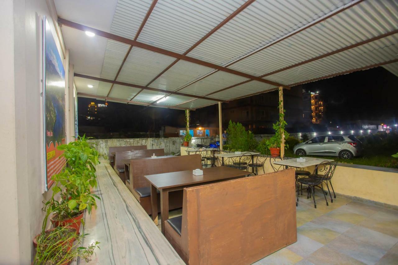 Oyo 575 Api Suites Pokhara Exterior foto